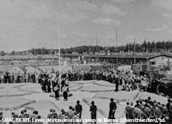 SHAT, 1K301. Lever des couleurs au camp de Bierau (Oberschliessen), sd.